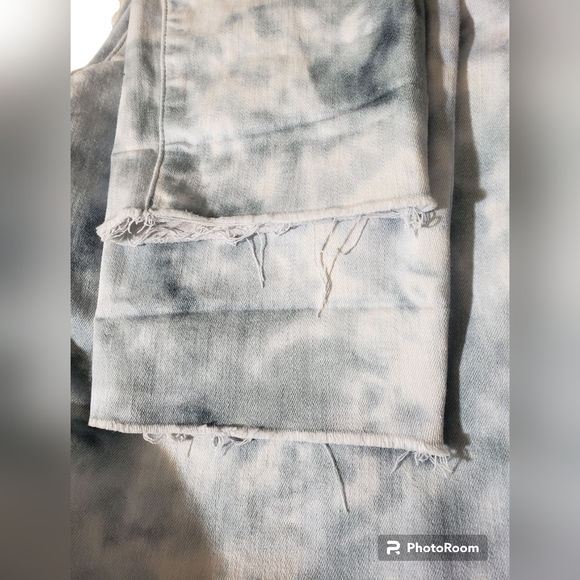 Good American Cloud Tie Dye Good Legs Fray Hem Denim Jeans - Picture 5 of 8